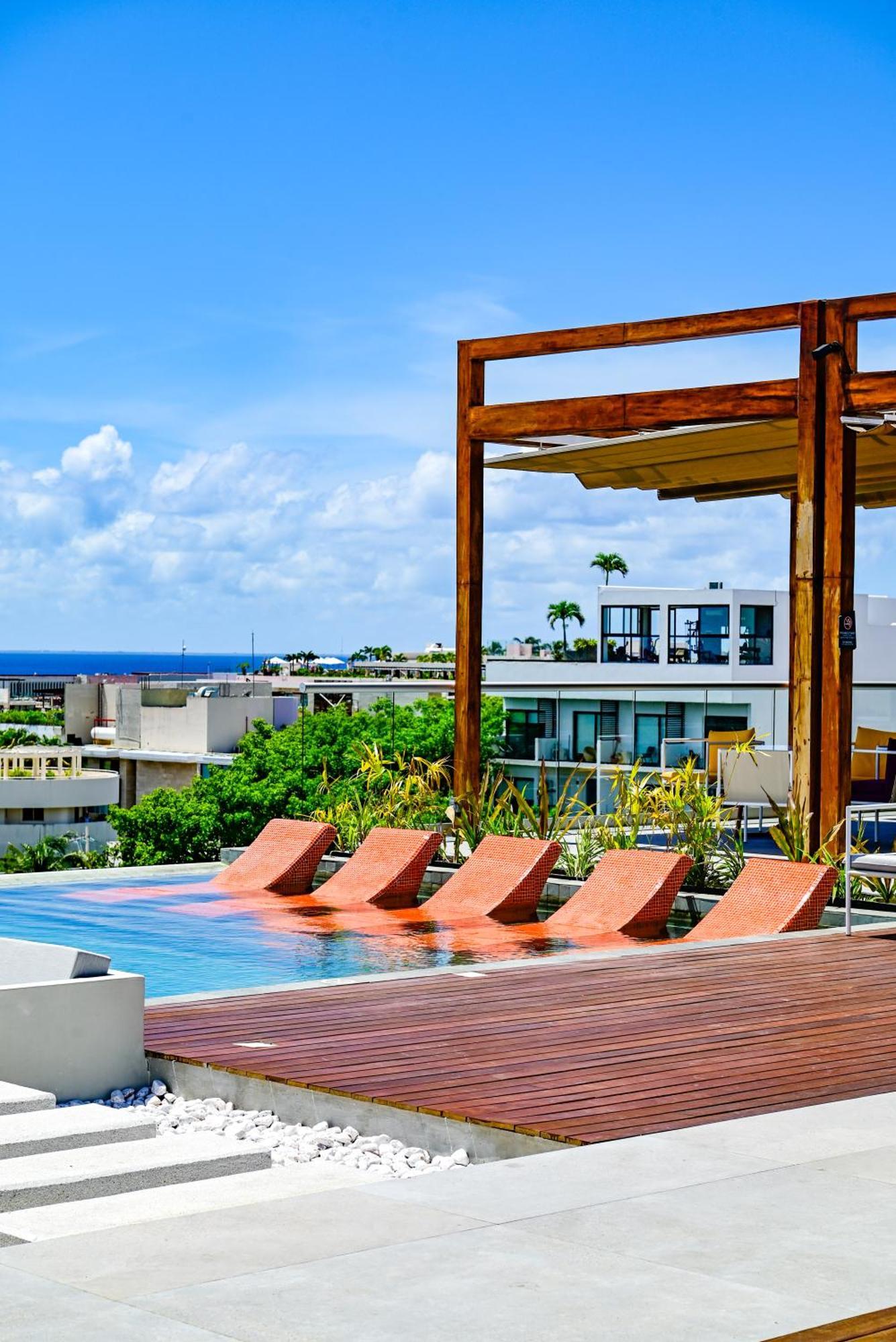 Aloft Playa Del Carmen Hotel Exterior foto Rooftop pool at the Hotel Habitas Tulum