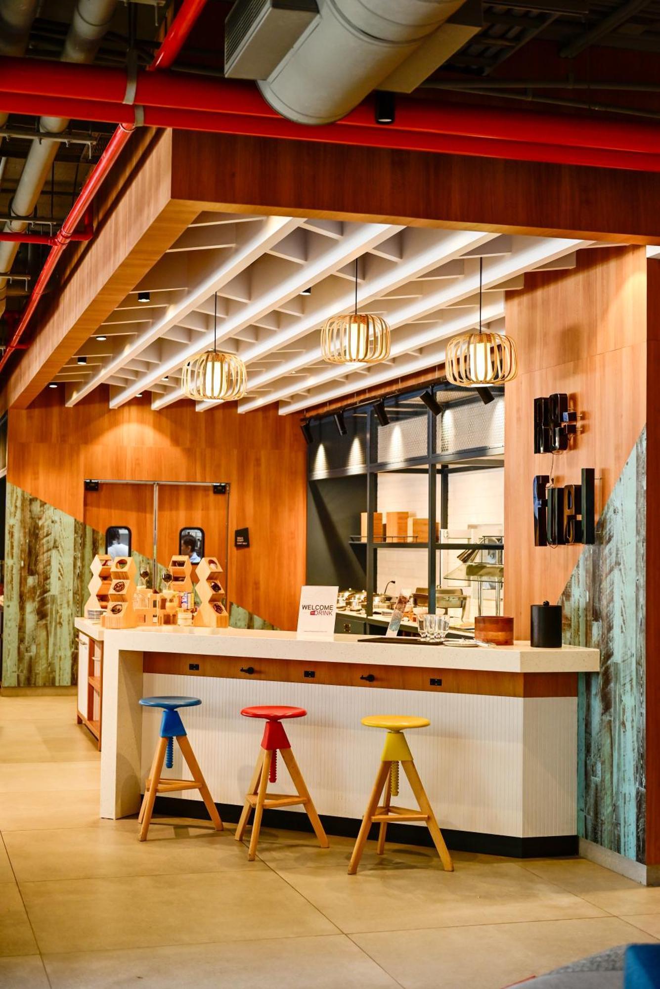 Aloft Playa Del Carmen Hotel Exterior foto The interior of a typical Starbucks Reserve store