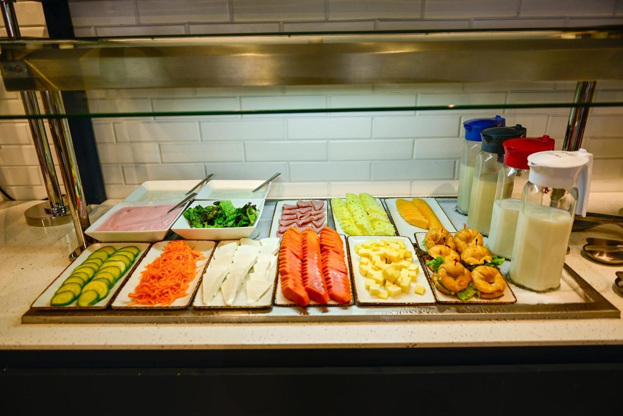Aloft Playa Del Carmen Hotel Exterior foto A salad bar