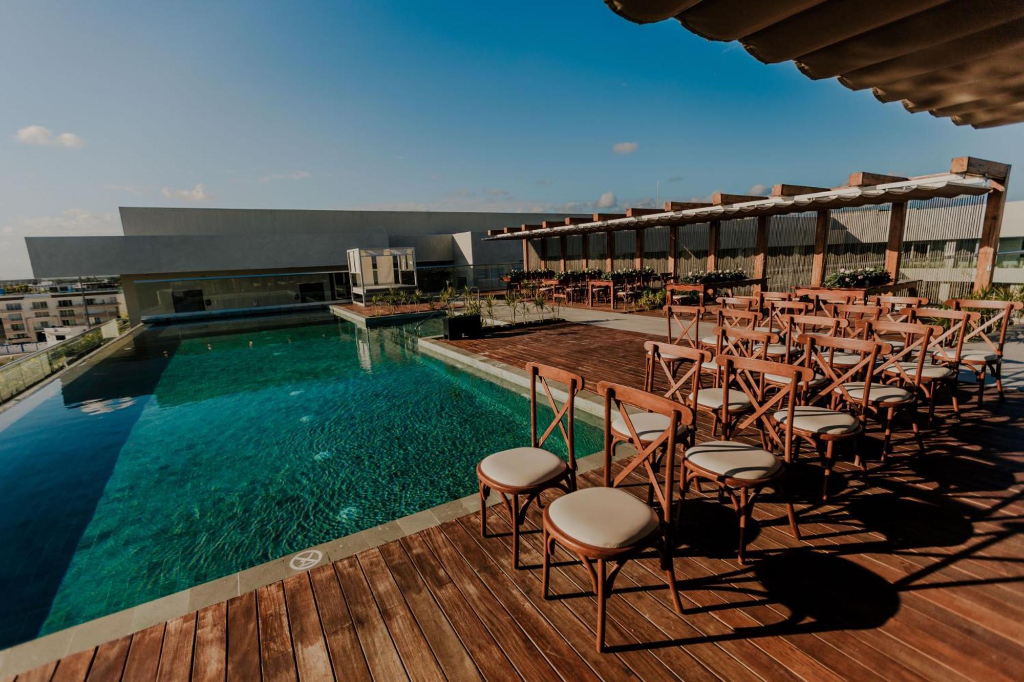 Aloft Playa Del Carmen Hotel Exterior foto Rooftop pool at the hotel