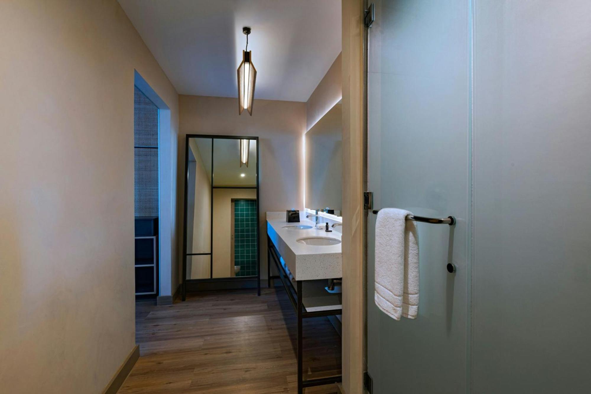 Aloft Playa Del Carmen Hotel Exterior foto Bathroom