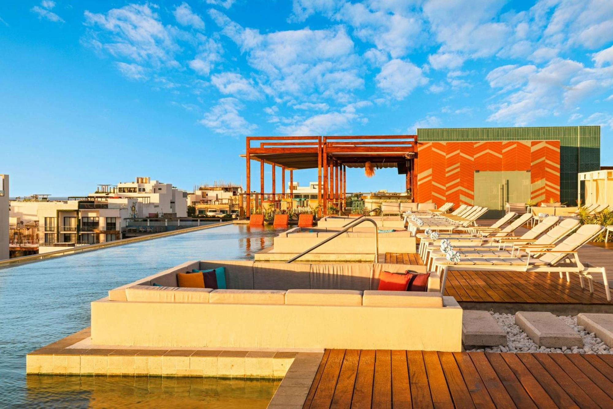 Aloft Playa Del Carmen Hotel Exterior foto Rooftop pool at the Hotel