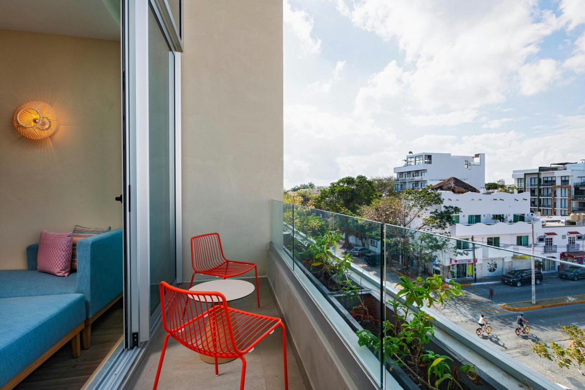 Aloft Playa Del Carmen Hotel Exterior foto Balcony of a hotel room